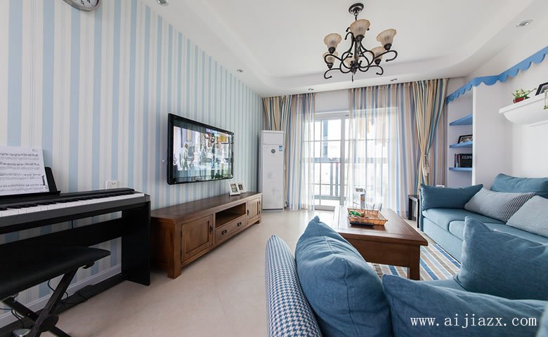 簡(jiǎn)單純凈的地中海風(fēng)格客廳裝修效果圖